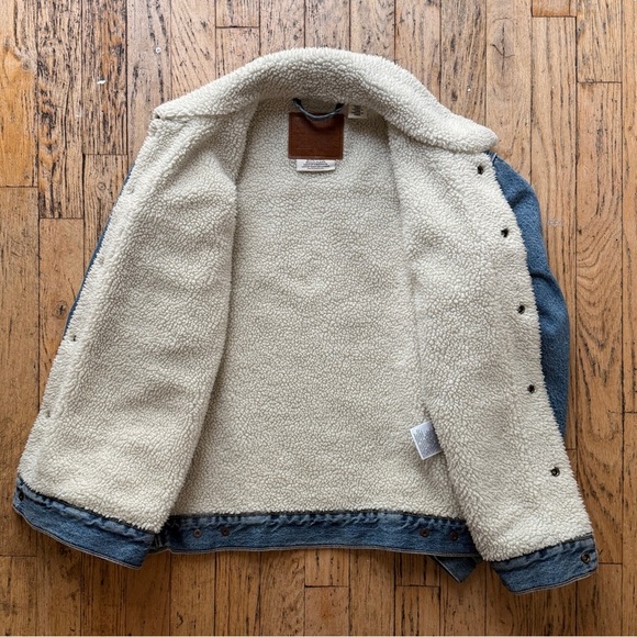Levi's Ex-Boyfriend Sherpa Trucker Denim Jacket in Addicted To Love, size small - Picture 2 of 11